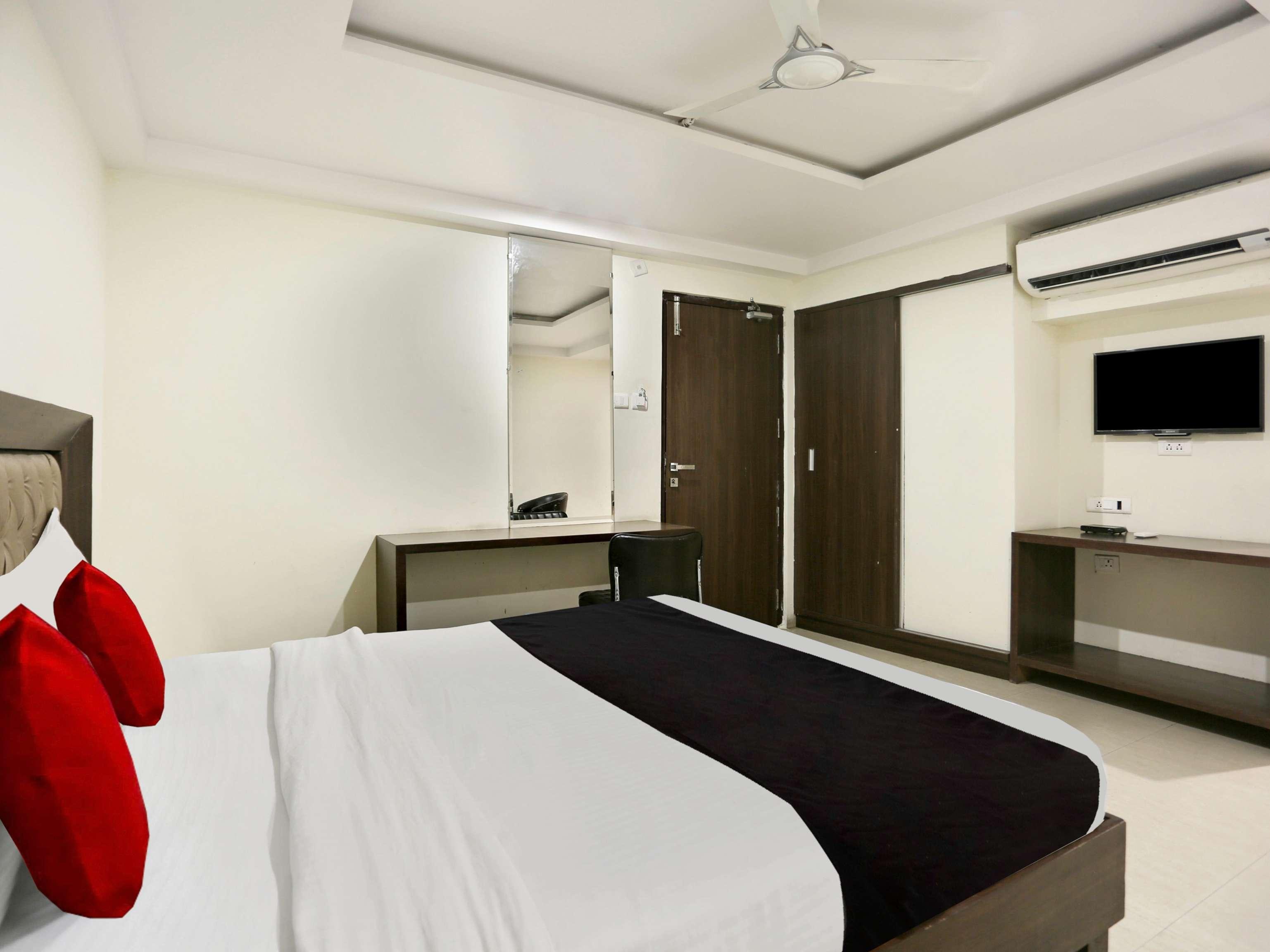 Townhouse Halcyon Deccan Inn Near Shilparamam Kondapur  Esterno foto