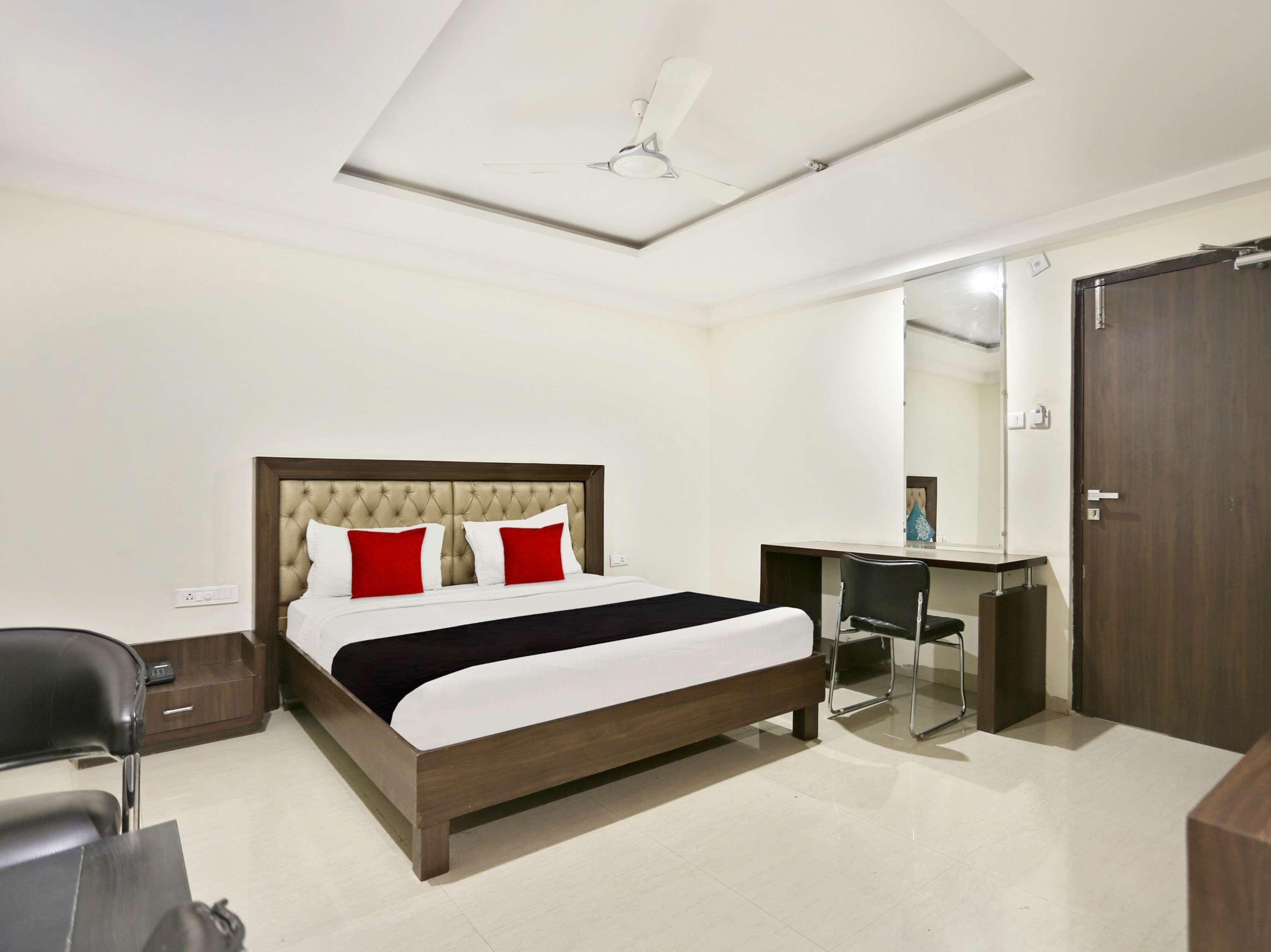 Townhouse Halcyon Deccan Inn Near Shilparamam Kondapur  Esterno foto