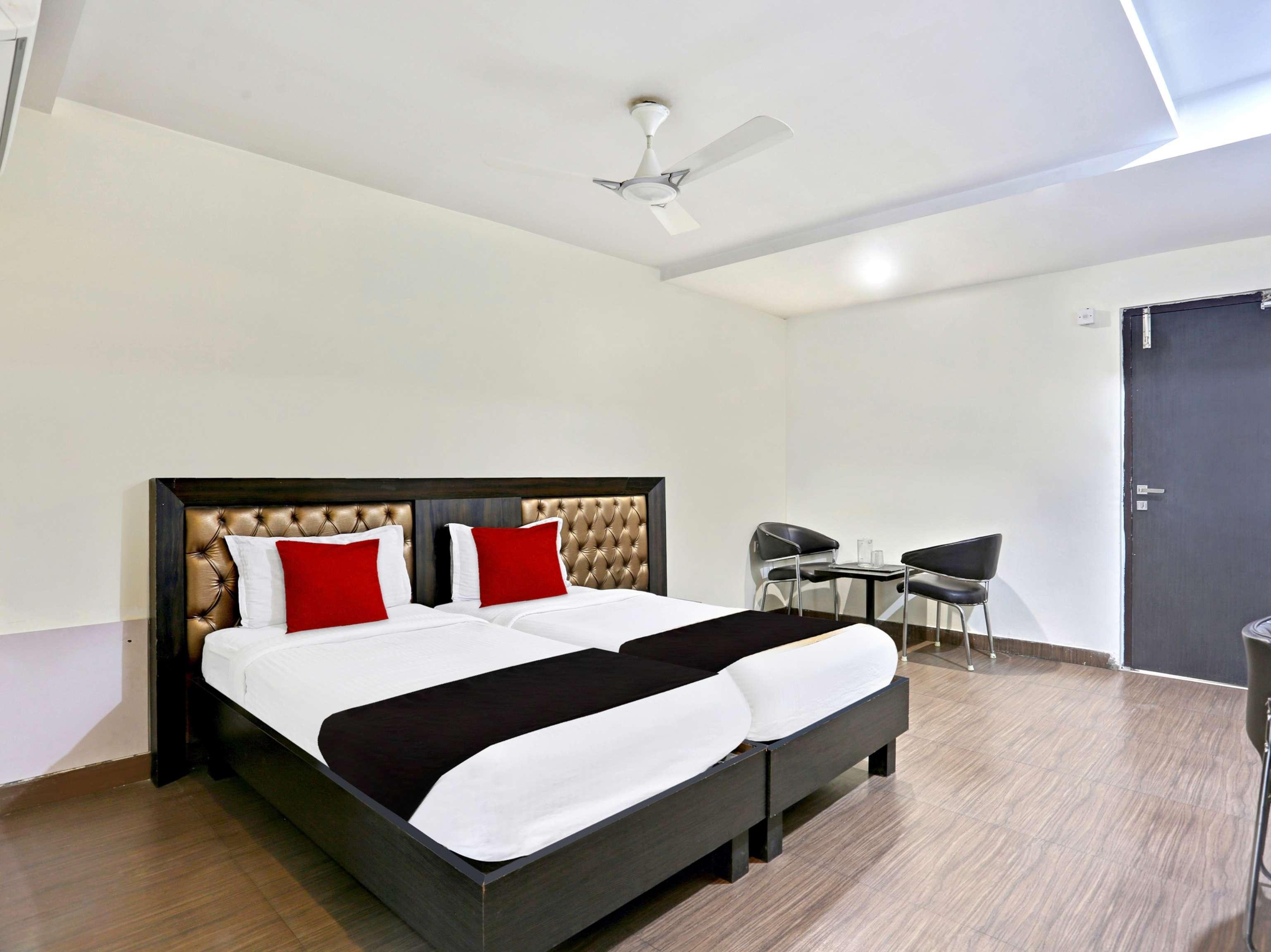 Townhouse Halcyon Deccan Inn Near Shilparamam Kondapur  Esterno foto