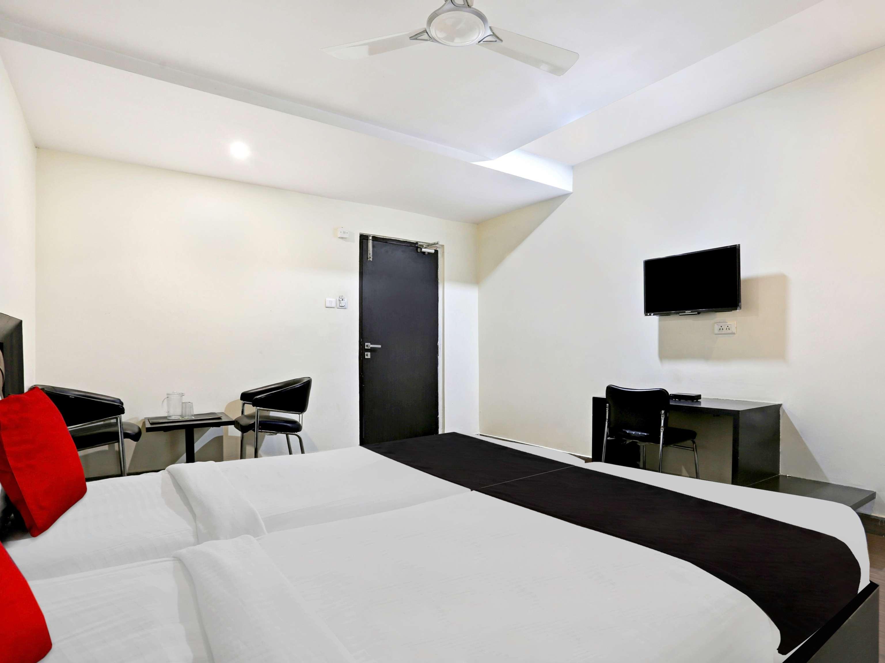 Townhouse Halcyon Deccan Inn Near Shilparamam Kondapur  Esterno foto