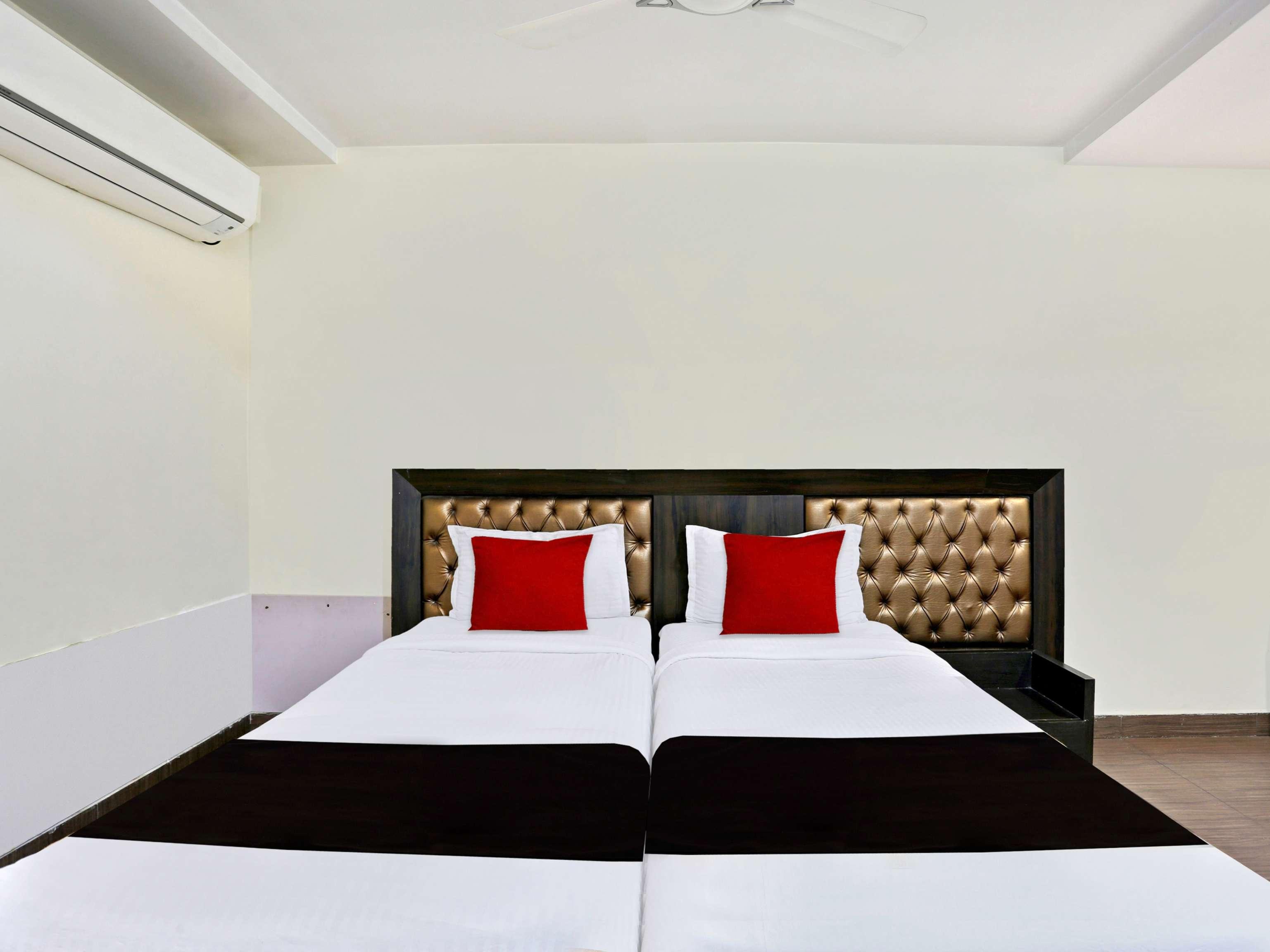 Townhouse Halcyon Deccan Inn Near Shilparamam Kondapur  Esterno foto