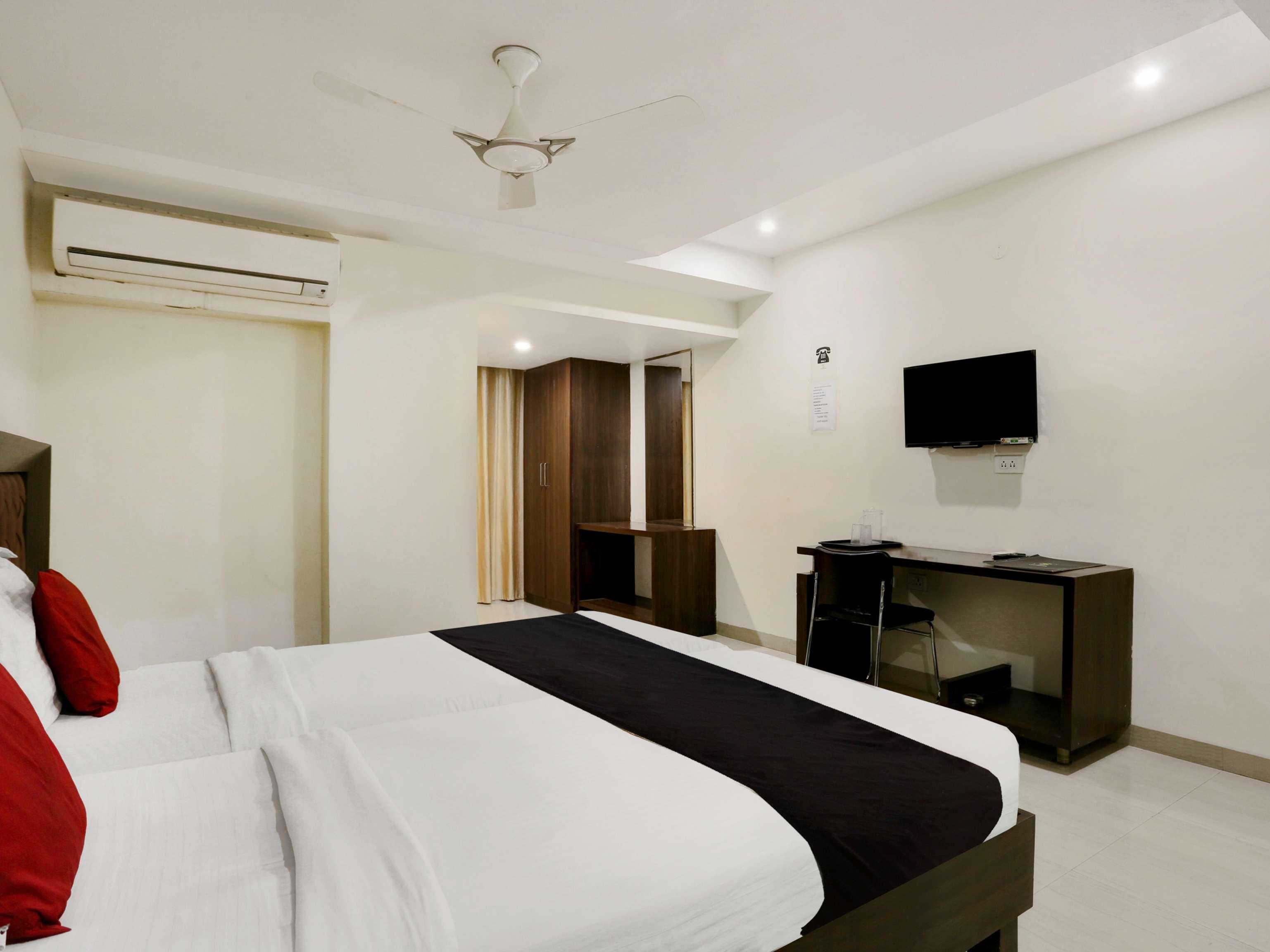 Townhouse Halcyon Deccan Inn Near Shilparamam Kondapur  Esterno foto