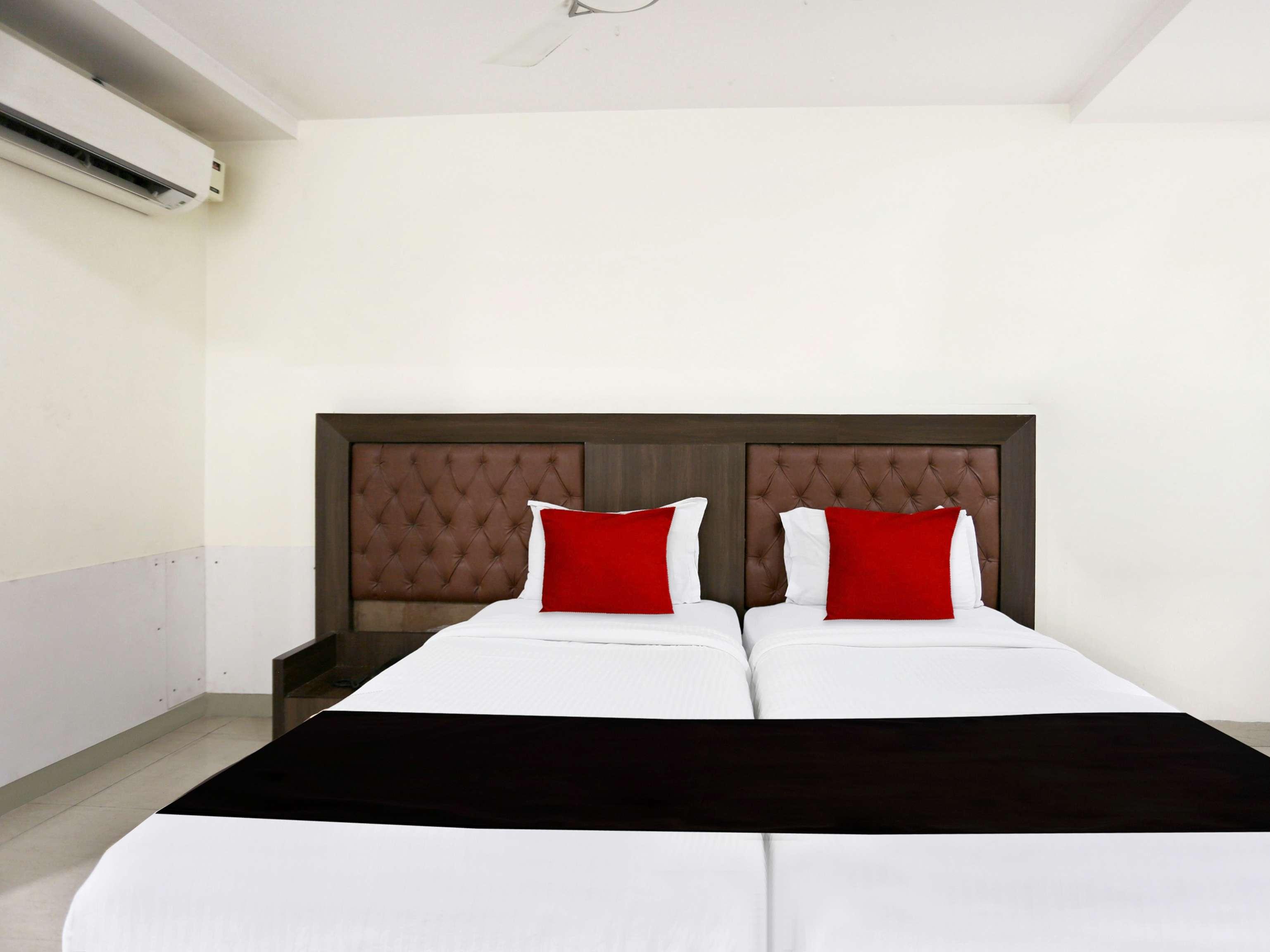 Townhouse Halcyon Deccan Inn Near Shilparamam Kondapur  Esterno foto