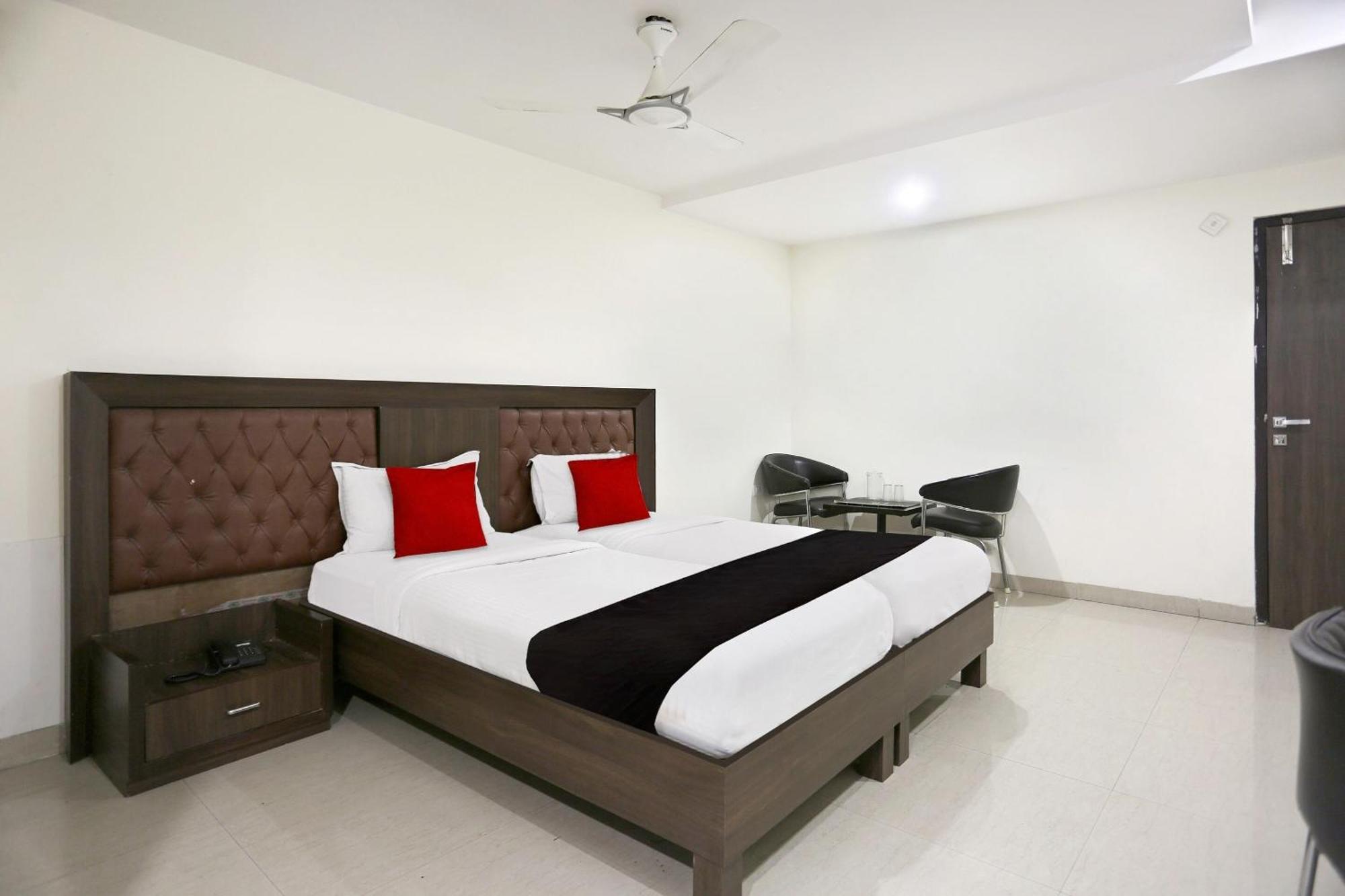 Townhouse Halcyon Deccan Inn Near Shilparamam Kondapur  Esterno foto