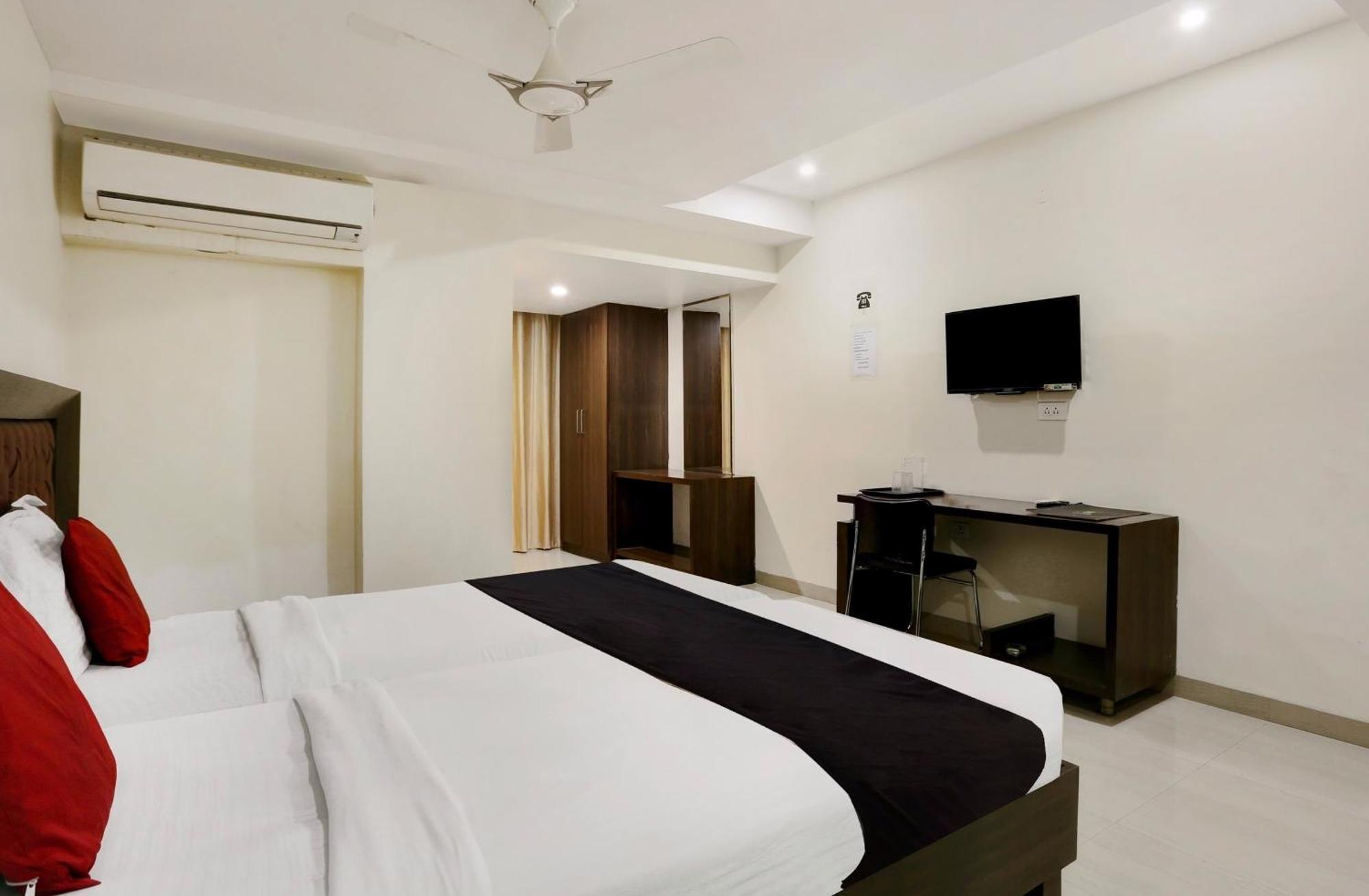 Townhouse Halcyon Deccan Inn Near Shilparamam Kondapur  Esterno foto