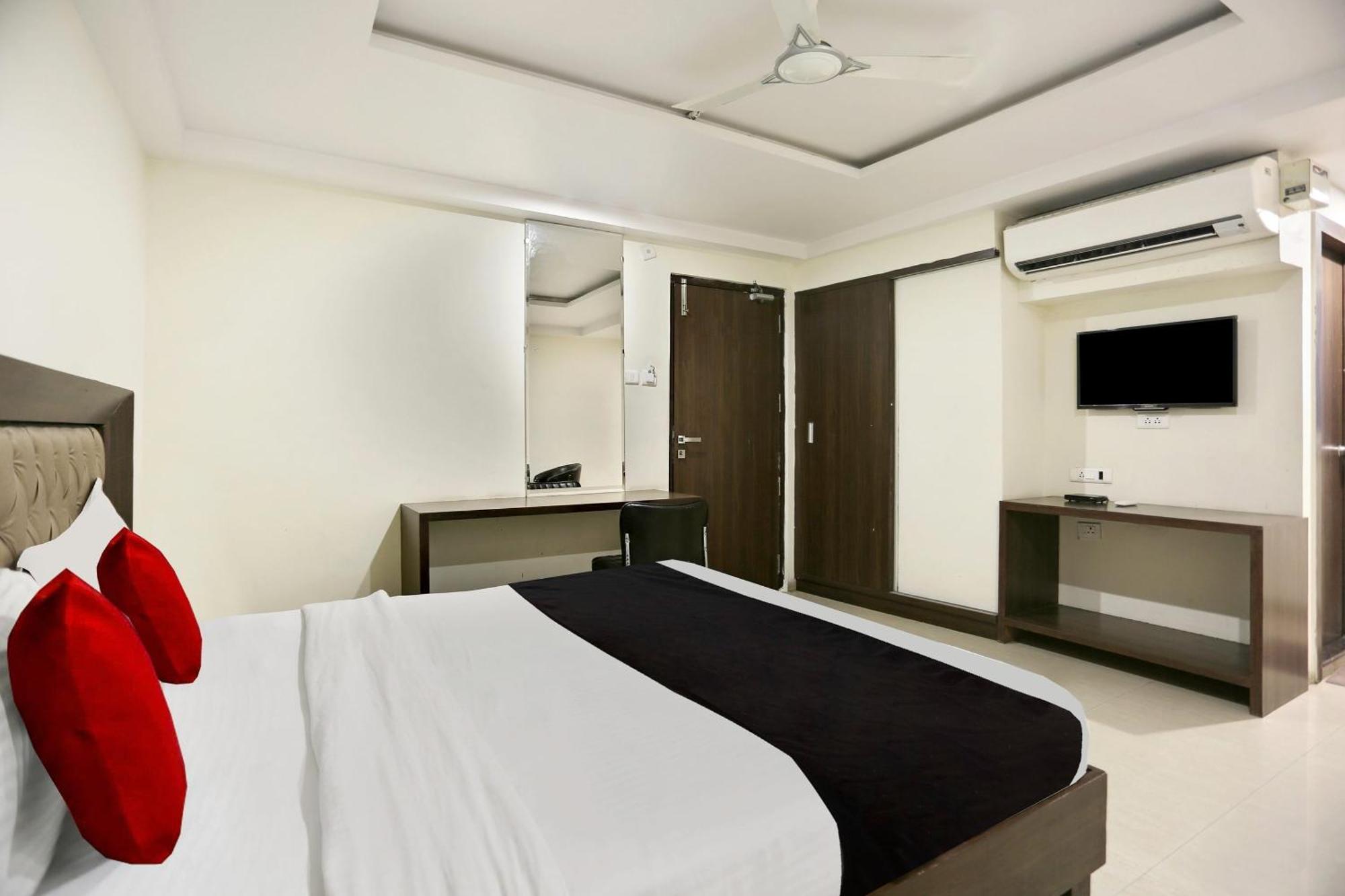 Townhouse Halcyon Deccan Inn Near Shilparamam Kondapur  Esterno foto