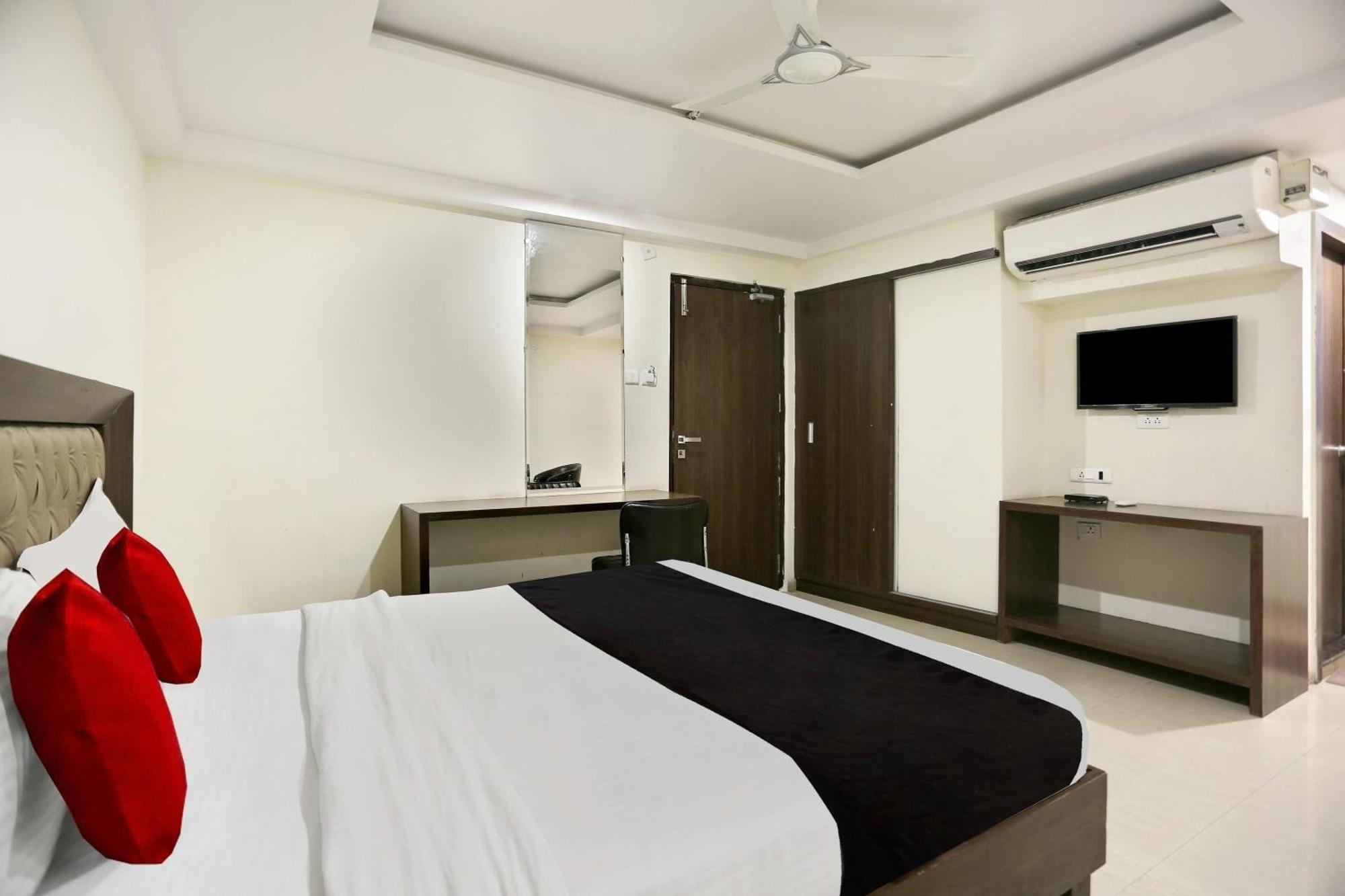 Townhouse Halcyon Deccan Inn Near Shilparamam Kondapur  Esterno foto