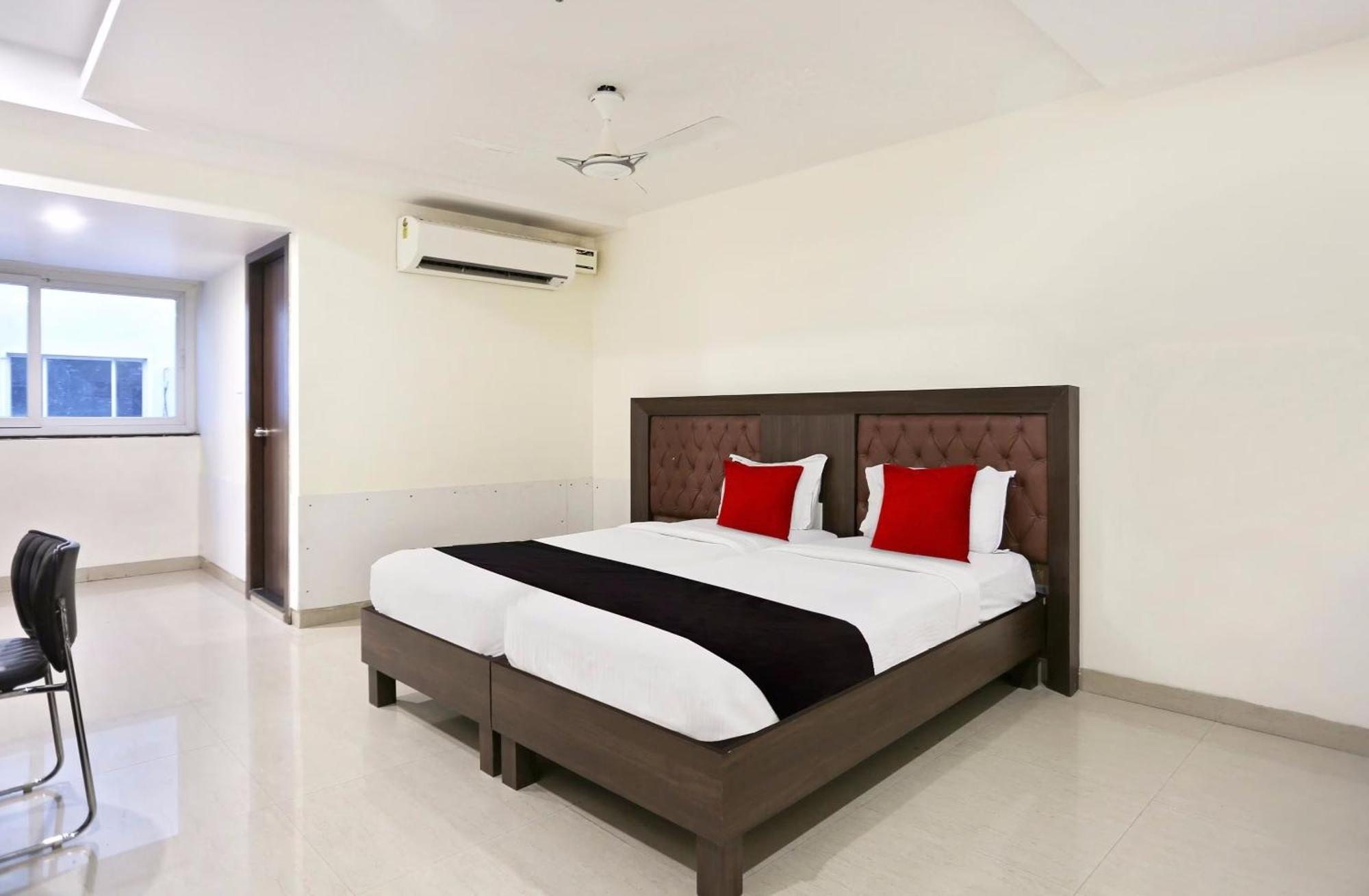 Townhouse Halcyon Deccan Inn Near Shilparamam Kondapur  Esterno foto