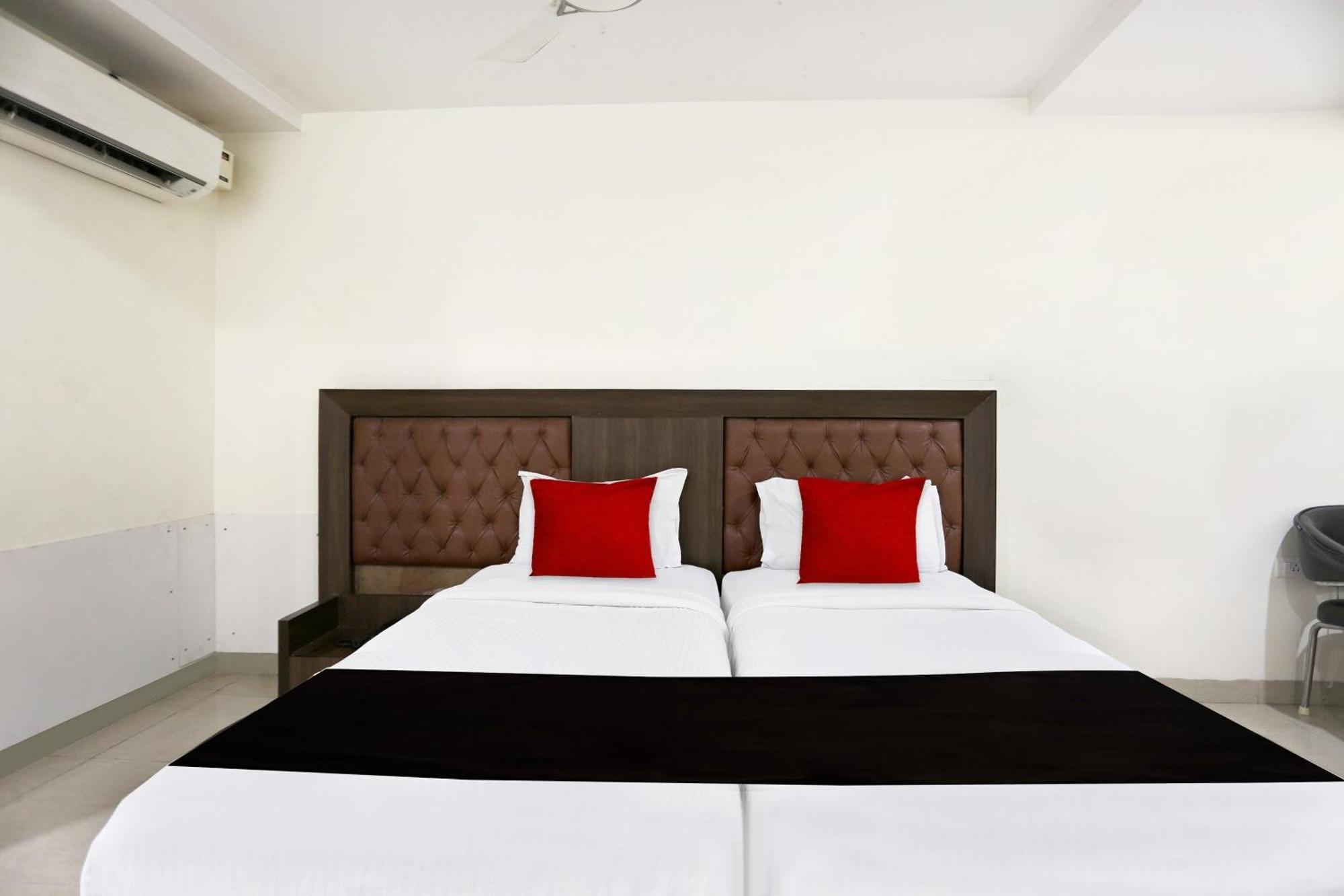 Townhouse Halcyon Deccan Inn Near Shilparamam Kondapur  Esterno foto