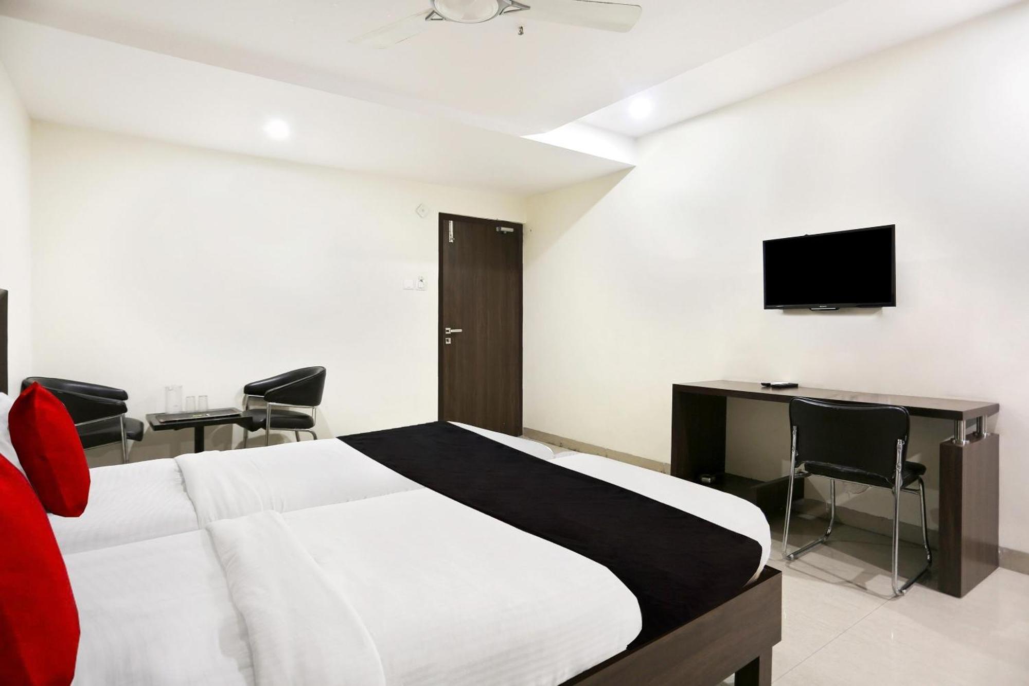 Townhouse Halcyon Deccan Inn Near Shilparamam Kondapur  Esterno foto