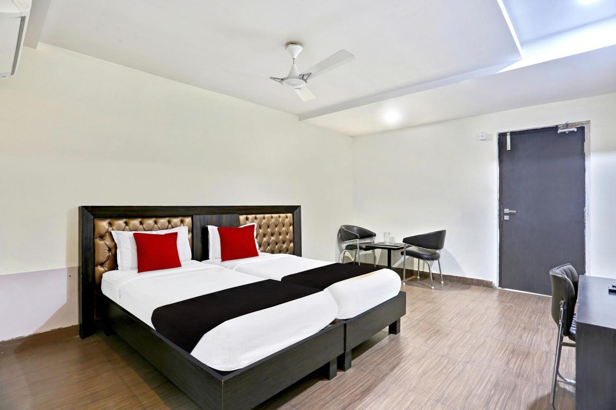Townhouse Halcyon Deccan Inn Near Shilparamam Kondapur  Esterno foto