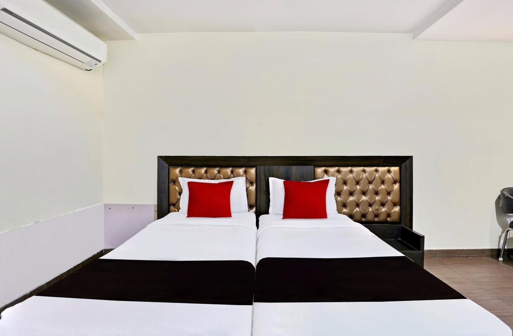Townhouse Halcyon Deccan Inn Near Shilparamam Kondapur  Esterno foto