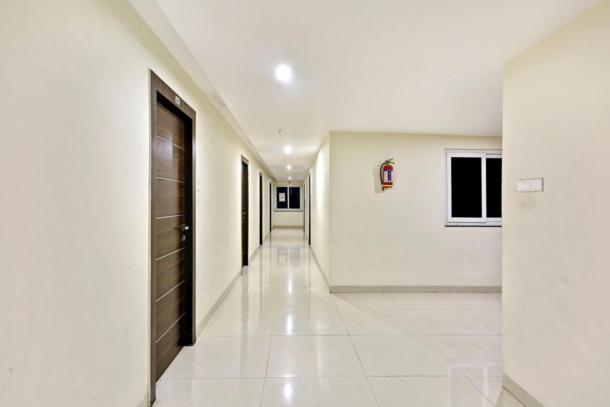 Townhouse Halcyon Deccan Inn Near Shilparamam Kondapur  Esterno foto