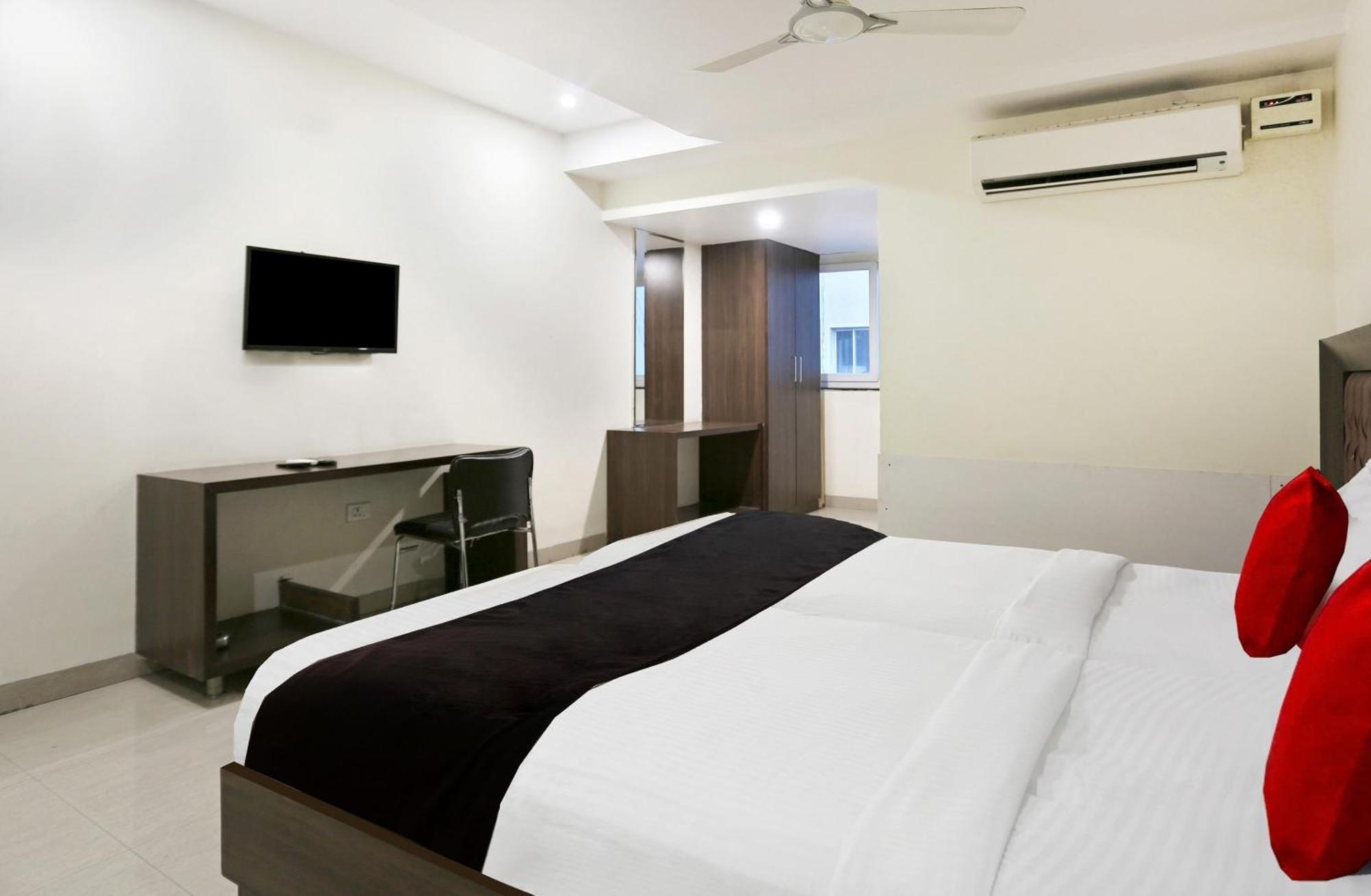Townhouse Halcyon Deccan Inn Near Shilparamam Kondapur  Esterno foto