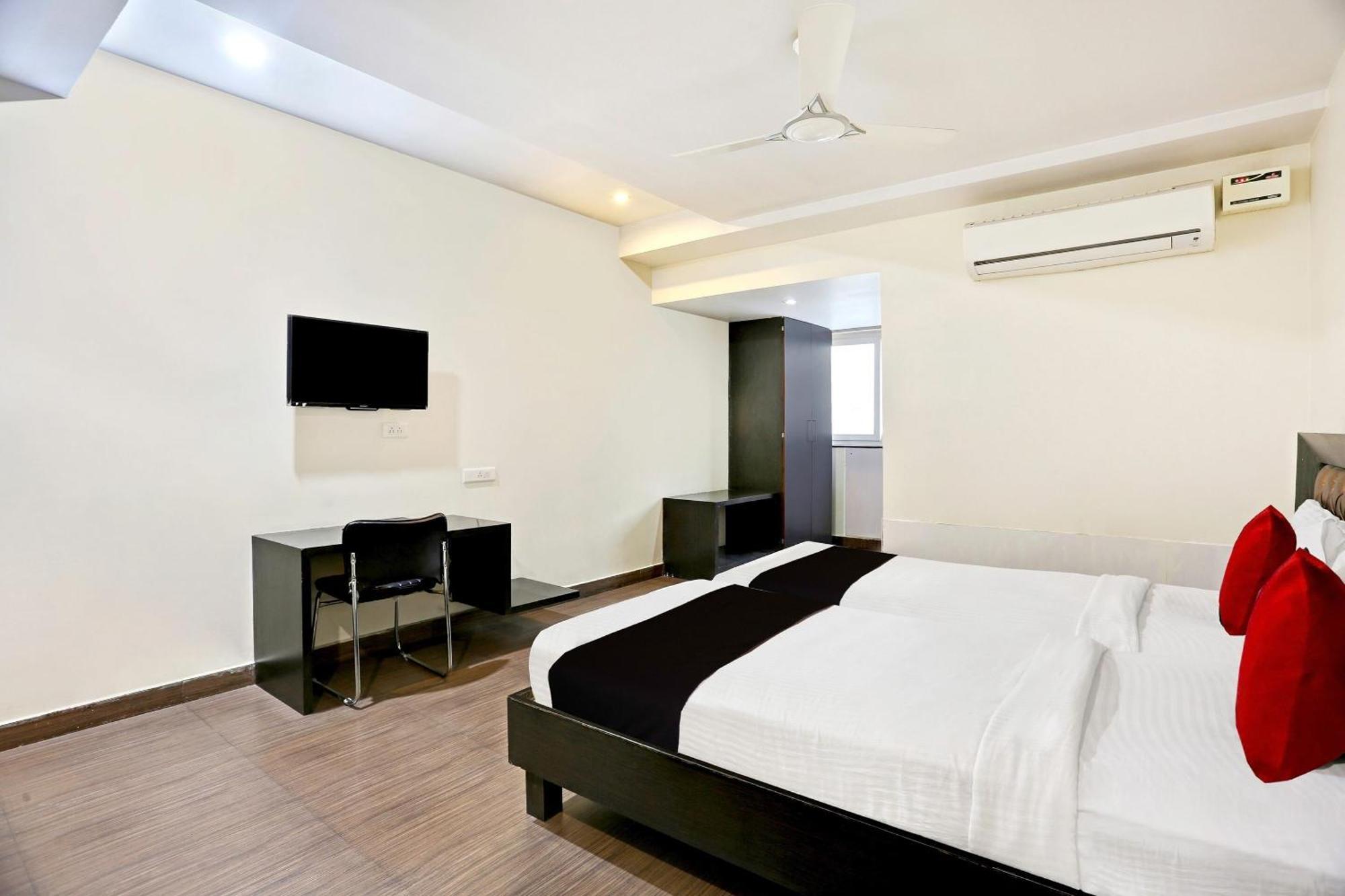 Townhouse Halcyon Deccan Inn Near Shilparamam Kondapur  Esterno foto