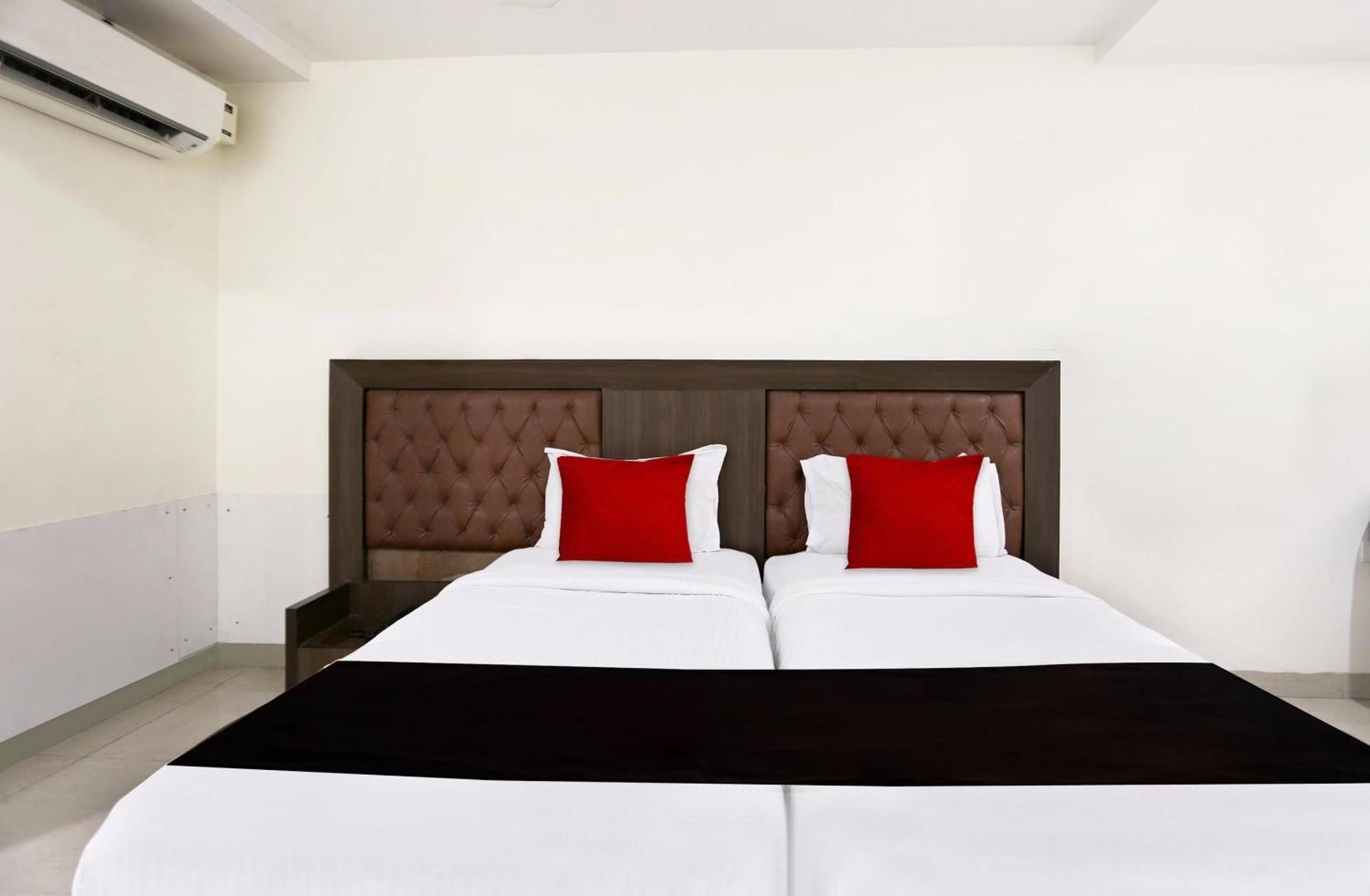 Townhouse Halcyon Deccan Inn Near Shilparamam Kondapur  Esterno foto