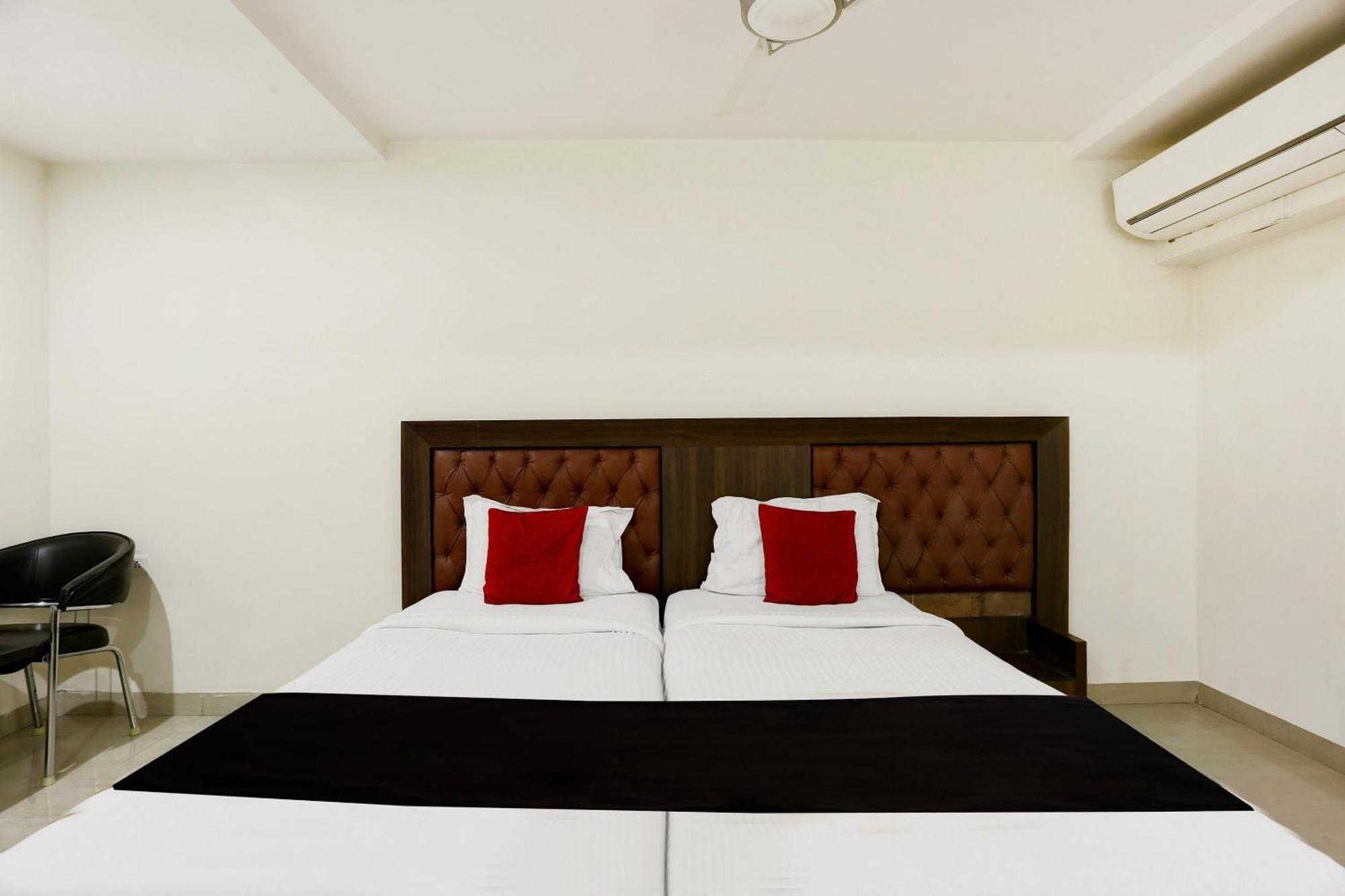 Townhouse Halcyon Deccan Inn Near Shilparamam Kondapur  Esterno foto